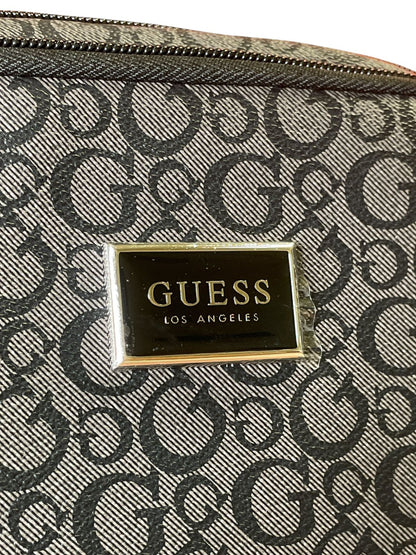 Cosmetiquera Guess “G Monogram” – Elegancia compacta que va contigo