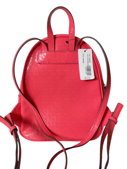Mochila Mini Guess Monograma Coral – Elegancia práctica con un toque vibrante