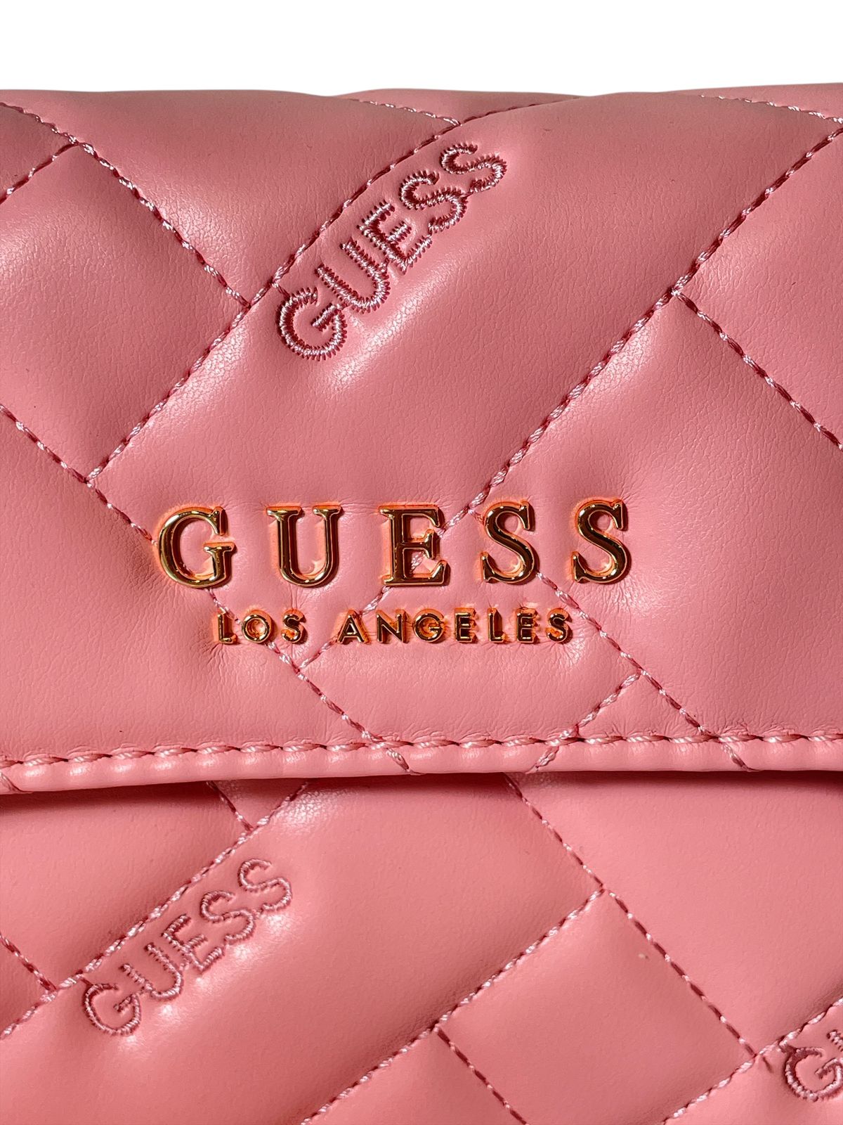 Bolsa Clutch GUESS Acolchada Rosa o Negra con Cadena Dorada – Estilo y Glamour Compacto