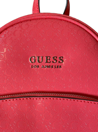 Mochila Mini Guess Monograma Coral – Elegancia práctica con un toque vibrante