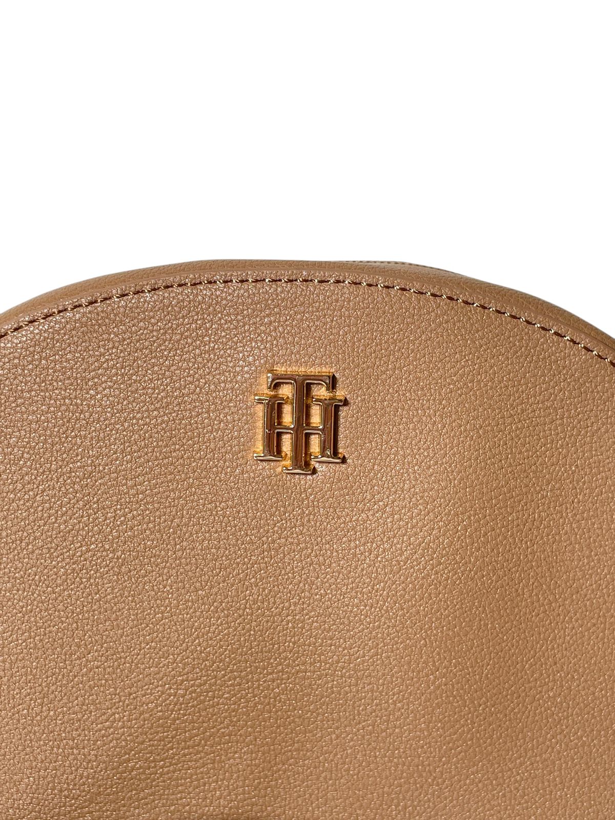 Bolsa Crossbody Tommy Hilfiger Camel | Elegancia Minimalista y Versátil